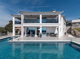 Luminous Infinity Villa With Pool and Gym