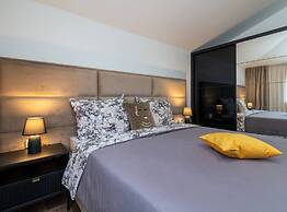 Luminous Infinity Villa With Pool and Gym