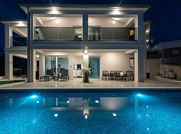Luminous Infinity Villa With Pool and Gym