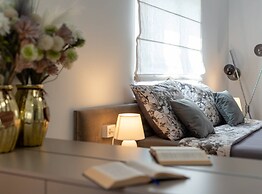 Luminous Infinity Villa With Pool and Gym