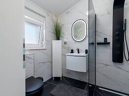 Luminous Infinity Villa With Pool and Gym