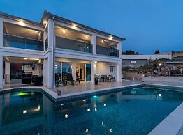 Luminous Infinity Villa With Pool and Gym