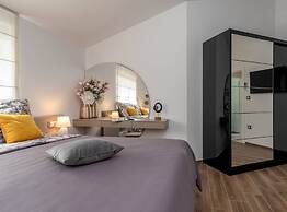 Luminous Infinity Villa With Pool and Gym