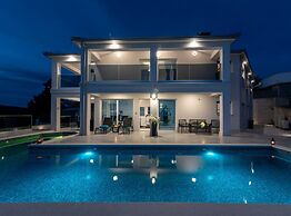 Luminous Infinity Villa With Pool and Gym