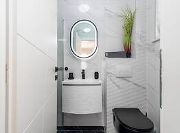 Luminous Infinity Villa With Pool and Gym