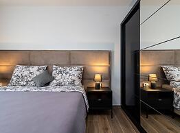 Luminous Infinity Villa With Pool and Gym