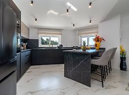 Luminous Infinity Villa With Pool and Gym