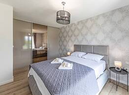 Expansive Retreat With Private Pool & Bbq, Near the Beach