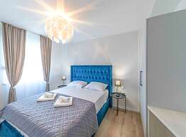 Expansive Retreat With Private Pool & Bbq, Near the Beach