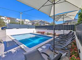 Expansive Retreat With Private Pool & Bbq, Near the Beach