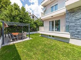 Expansive Retreat With Private Pool & Bbq, Near the Beach