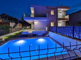 Expansive Retreat With Private Pool & Bbq, Near the Beach