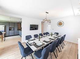 Expansive Retreat With Private Pool & Bbq, Near the Beach