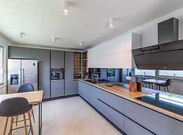 Expansive Retreat With Private Pool & Bbq, Near the Beach