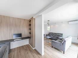 Expansive Retreat With Private Pool & Bbq, Near the Beach