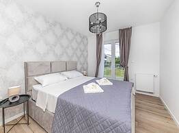 Expansive Retreat With Private Pool & Bbq, Near the Beach