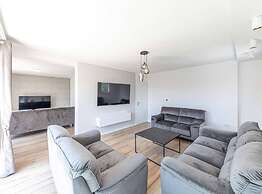 Expansive Retreat With Private Pool & Bbq, Near the Beach