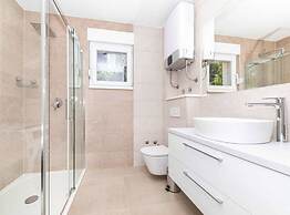 Expansive Retreat With Private Pool & Bbq, Near the Beach