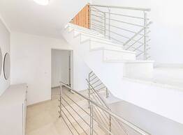 Expansive Retreat With Private Pool & Bbq, Near the Beach