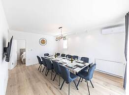 Expansive Retreat With Private Pool & Bbq, Near the Beach