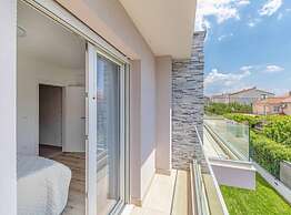 Expansive Retreat With Private Pool & Bbq, Near the Beach