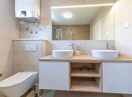 Expansive Retreat With Private Pool & Bbq, Near the Beach