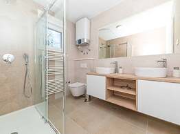 Expansive Retreat With Private Pool & Bbq, Near the Beach