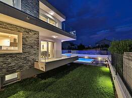 Expansive Retreat With Private Pool & Bbq, Near the Beach