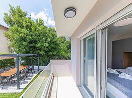 Expansive Retreat With Private Pool & Bbq, Near the Beach