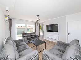 Expansive Retreat With Private Pool & Bbq, Near the Beach