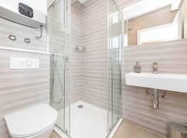 Expansive Retreat With Private Pool & Bbq, Near the Beach