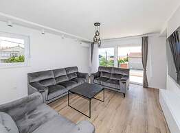 Expansive Retreat With Private Pool & Bbq, Near the Beach