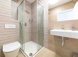 Expansive Retreat With Private Pool & Bbq, Near the Beach