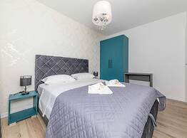 Expansive Retreat With Private Pool & Bbq, Near the Beach