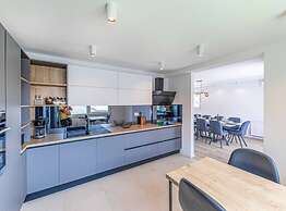 Expansive Retreat With Private Pool & Bbq, Near the Beach