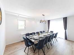 Expansive Retreat With Private Pool & Bbq, Near the Beach