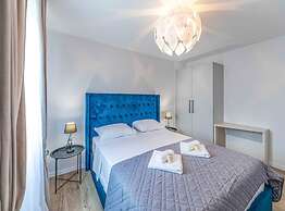 Expansive Retreat With Private Pool & Bbq, Near the Beach