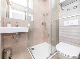 Expansive Retreat With Private Pool & Bbq, Near the Beach