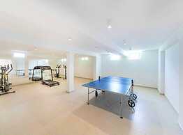 Expansive Retreat With Private Pool & Bbq, Near the Beach