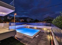 Expansive Retreat With Private Pool & Bbq, Near the Beach