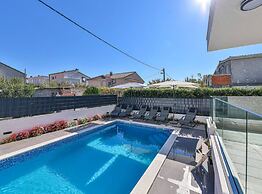 Expansive Retreat With Private Pool & Bbq, Near the Beach