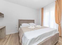 Expansive Retreat With Private Pool & Bbq, Near the Beach