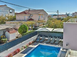 Expansive Retreat With Private Pool & Bbq, Near the Beach