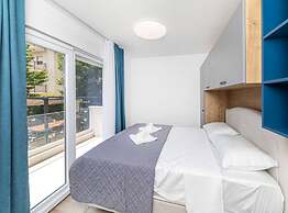 Expansive Retreat With Private Pool & Bbq, Near the Beach