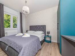 Expansive Retreat With Private Pool & Bbq, Near the Beach