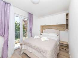 Expansive Retreat With Private Pool & Bbq, Near the Beach