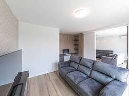 Expansive Retreat With Private Pool & Bbq, Near the Beach