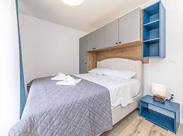 Expansive Retreat With Private Pool & Bbq, Near the Beach