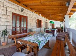 Peaceful Island Haven With Pool, BBQ & Games Area