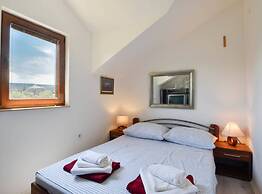 Peaceful Island Haven With Pool, BBQ & Games Area